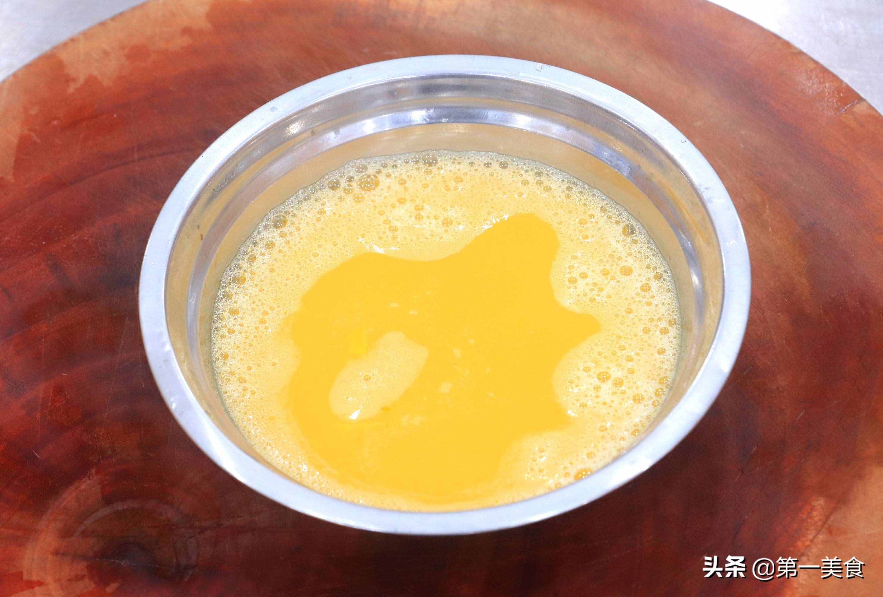 大厨教你西红柿炒鸡蛋的经典做法，鸡蛋鲜嫩不老，最大众的家常菜