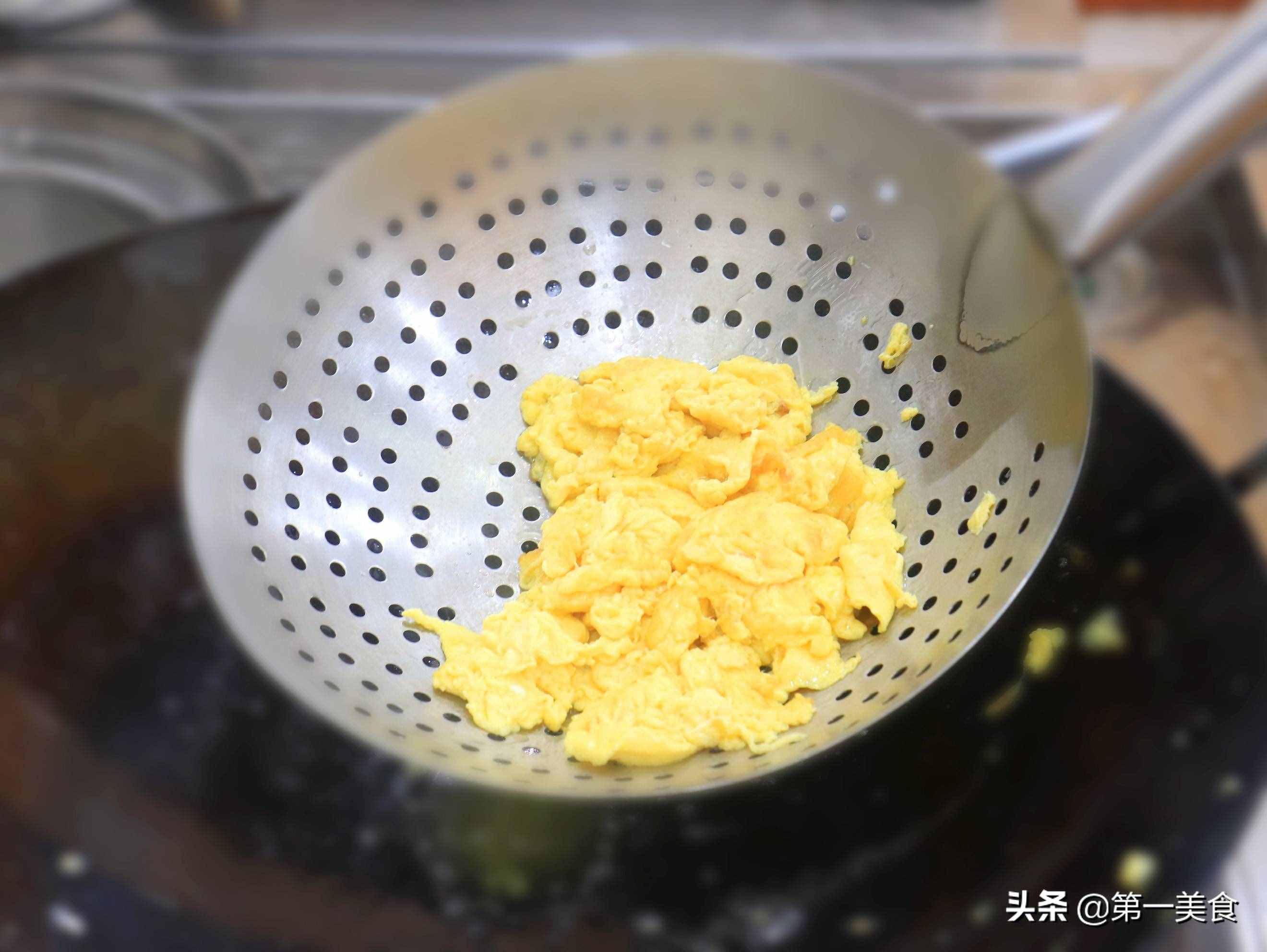 大厨教你西红柿炒鸡蛋的经典做法，鸡蛋鲜嫩不老，最大众的家常菜