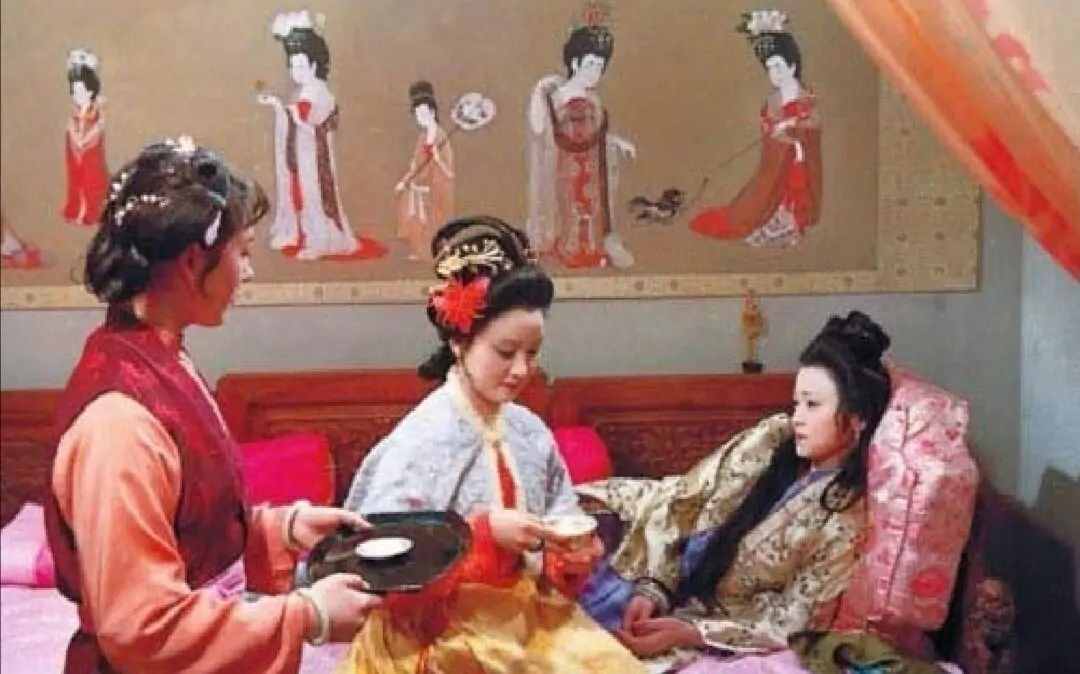秦可卿原本不姓秦，她的亲生父母是谁？两个线索暴露了真相