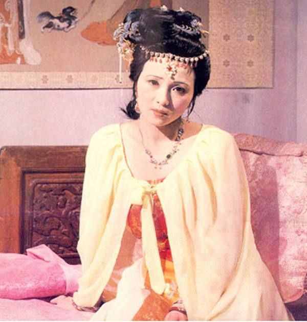 秦可卿原本不姓秦，她的亲生父母是谁？两个线索暴露了真相
