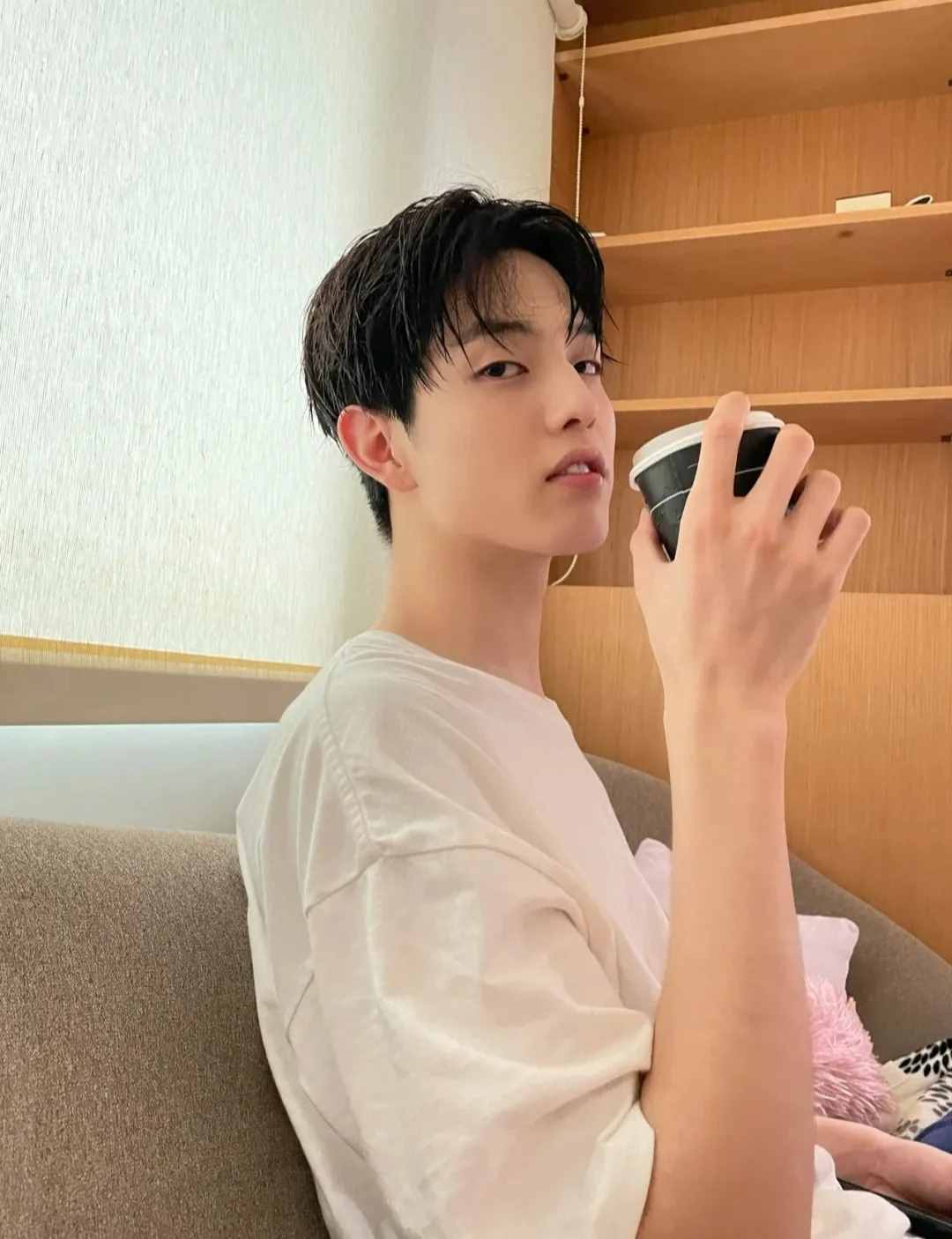 翻看了5位明星相册，我总结了这10个男生拍照摆姿技巧