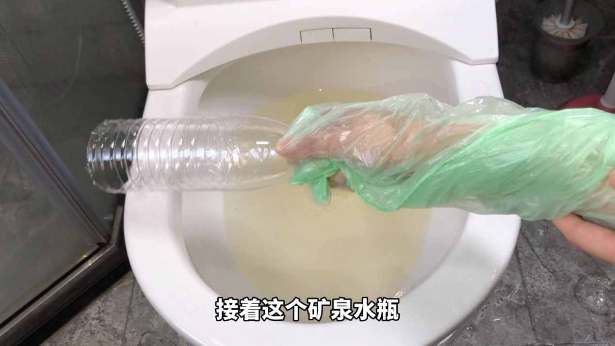 马桶经常堵塞?2种方法能快速疏通好,别白白花上百元请人通