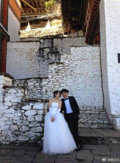 杨乐乐汪涵结婚11周年 罕见晒浪漫结婚照