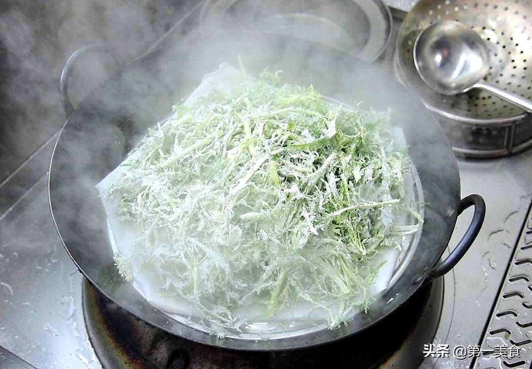 苦菊最好吃的做法，不炒不拌，一把面粉就搞定，软嫩清香又去火