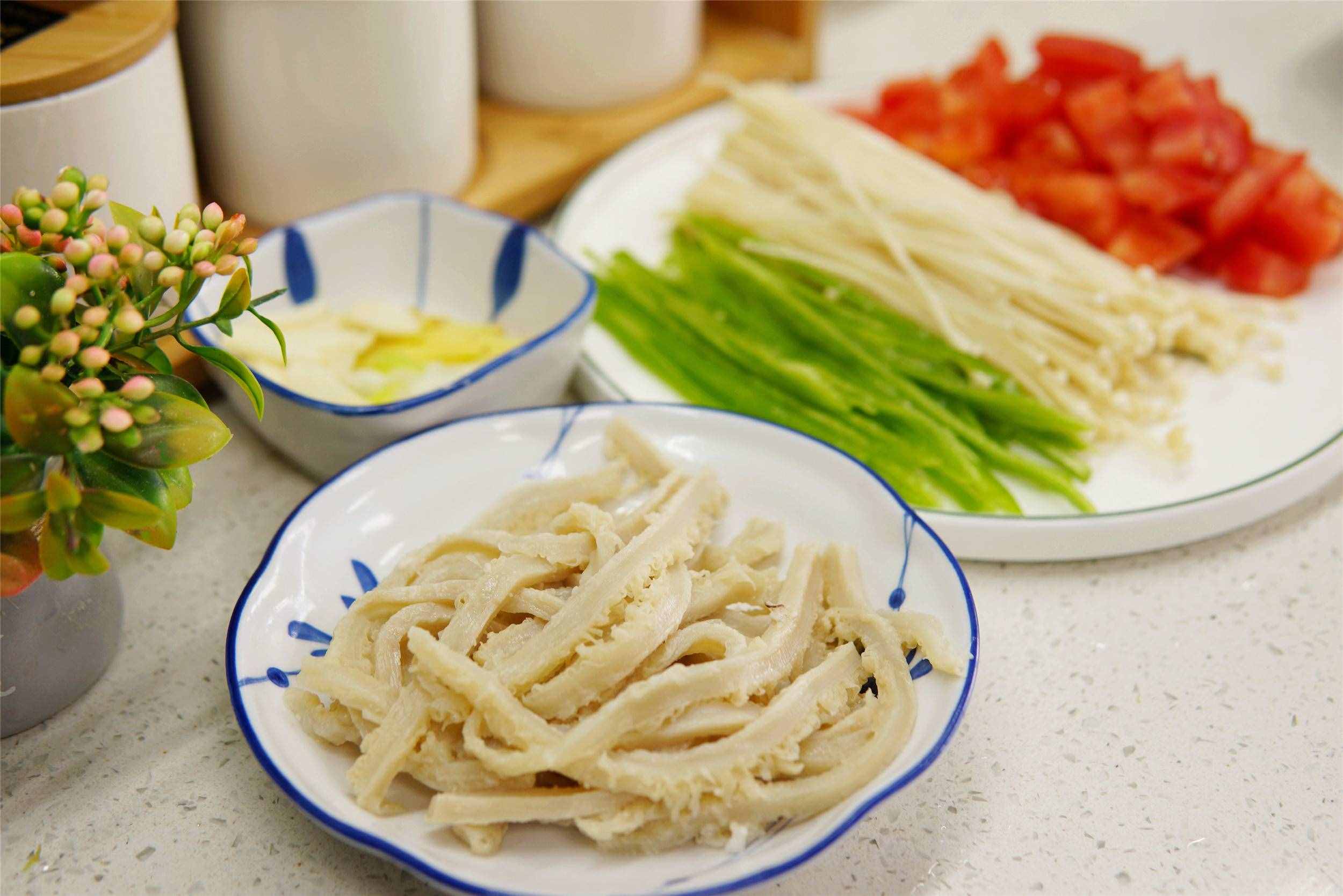 春节吃的油腻，教你做“酸辣肚丝汤”，酸辣开胃，喝一次就忘不了