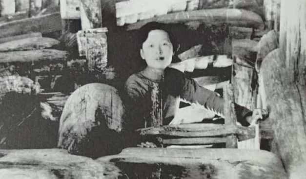 林徽因带6岁女儿骑驴照曝光,一瞥一笑尽显高贵,嫁给爱情的样子