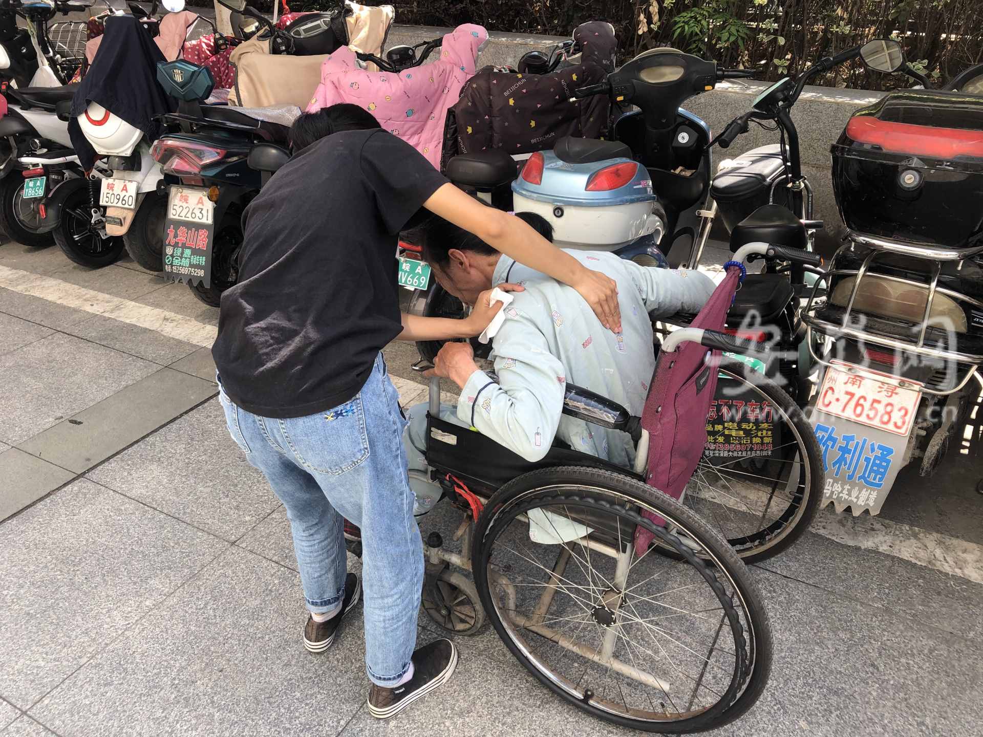 安庆单亲女孩休学照顾妈妈三年又陷困境：研究生学籍将注销 妈妈却一刻离不开人