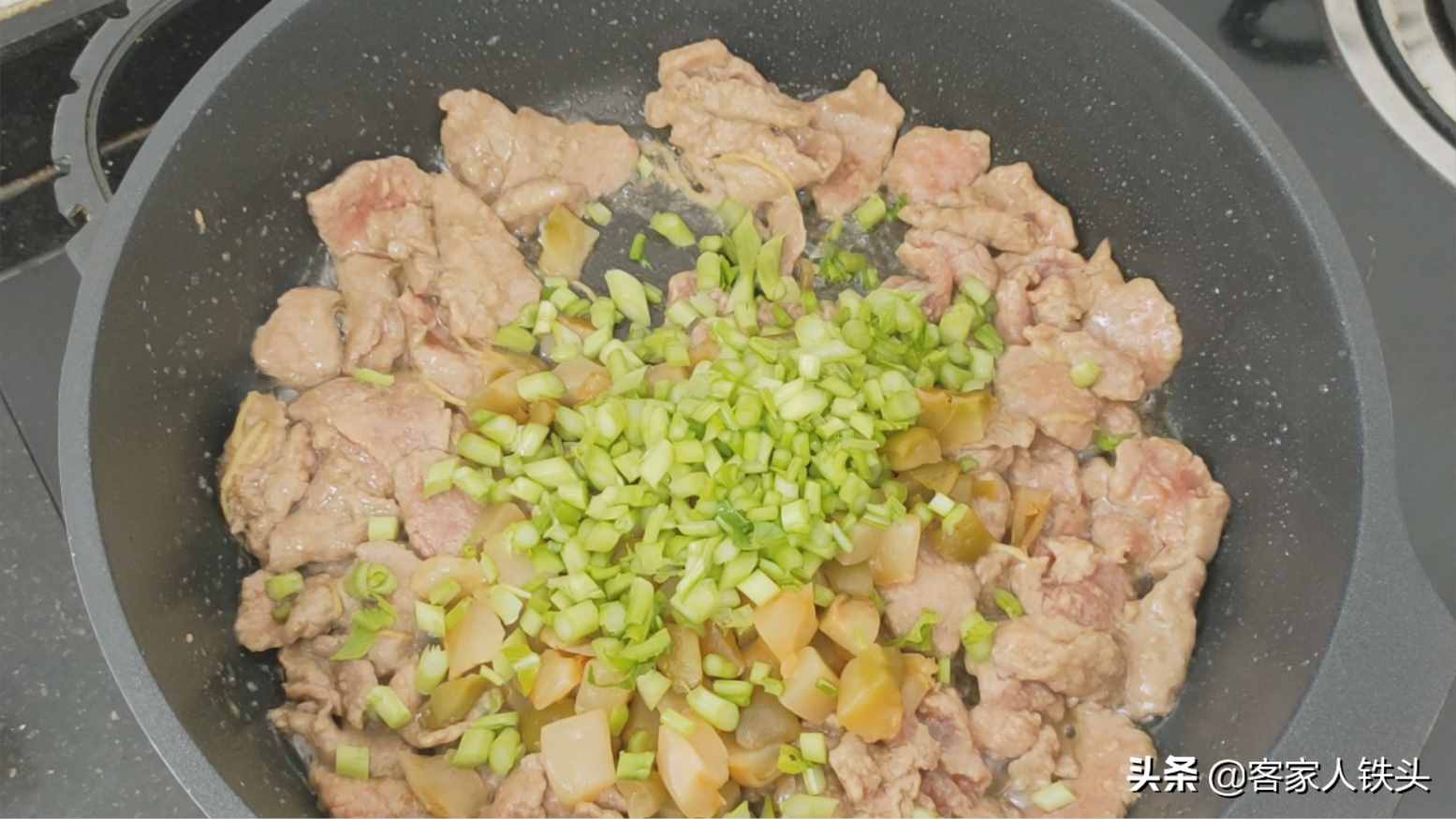 炒牛肉一定不要直接下锅，教你实用小技巧，牛肉嫩滑好吃口感超棒