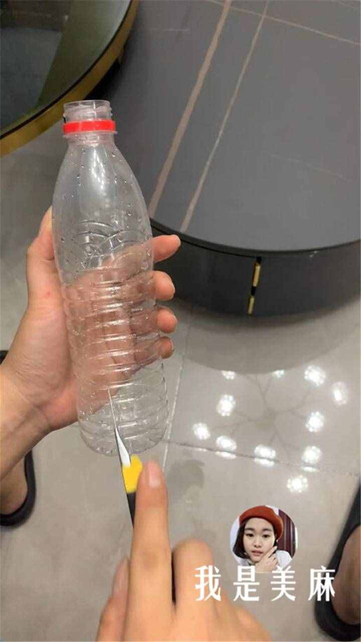 一分钟教你做一个好看的手工灯笼，制作过程非常简单，先收藏了