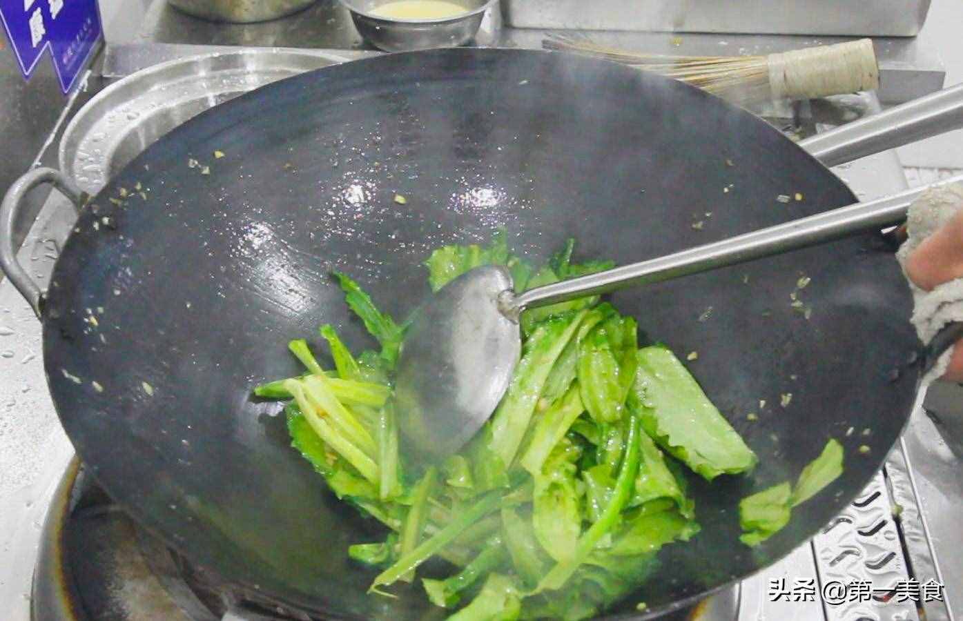 饭店里的青菜真好吃，看大厨怎么炒油麦菜，爱吃油麦菜的请收藏了