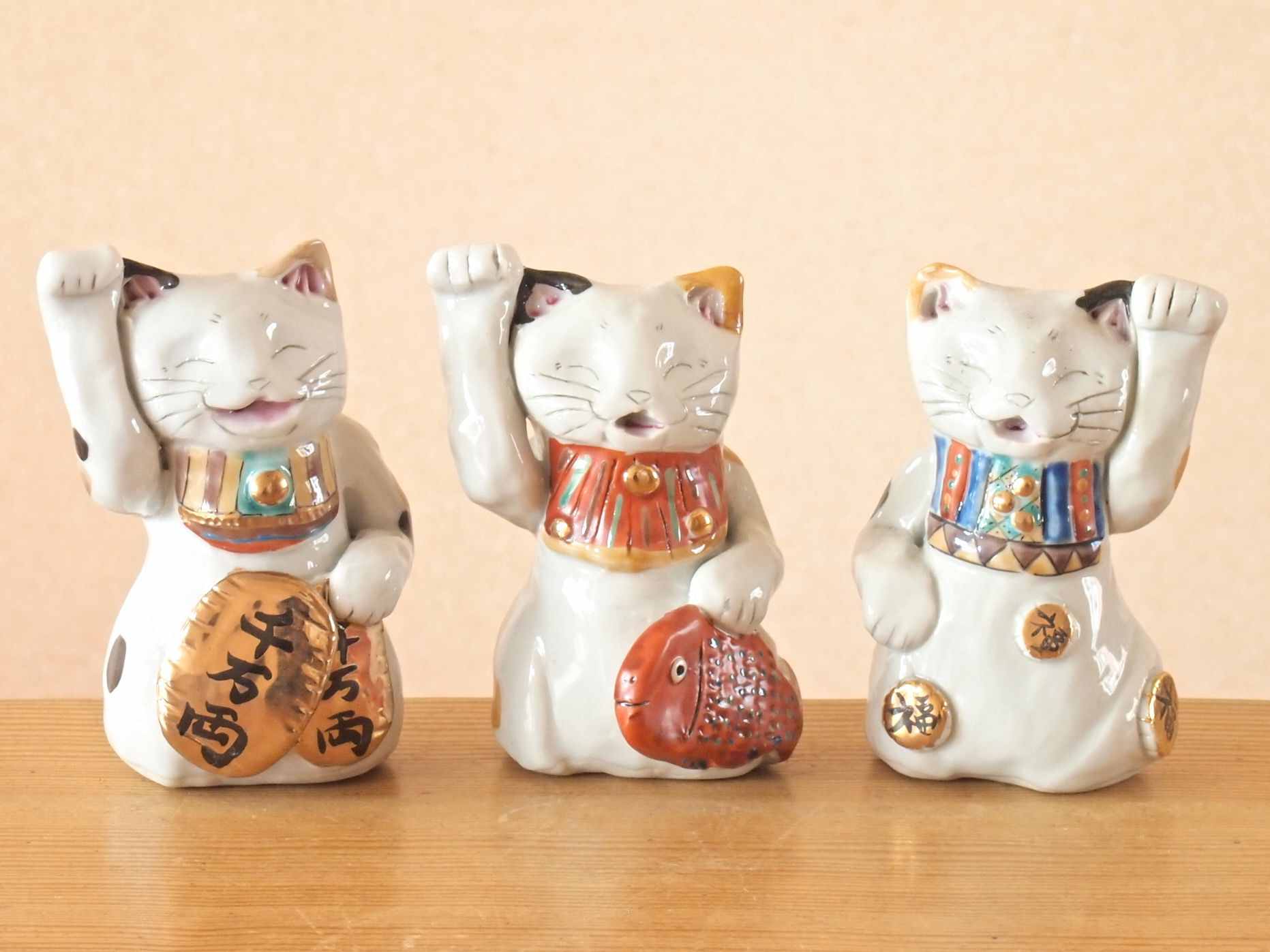 招财猫是怎么来的？为什么有的举左手，有的举右手？