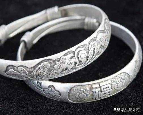 银手镯戴左手好还是右手好？其中大有讲究，别再不当回事