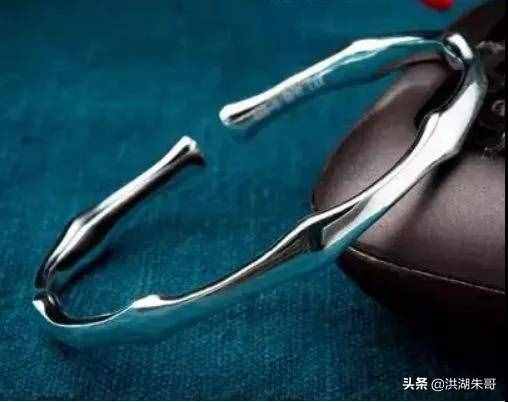 银手镯戴左手好还是右手好？其中大有讲究，别再不当回事