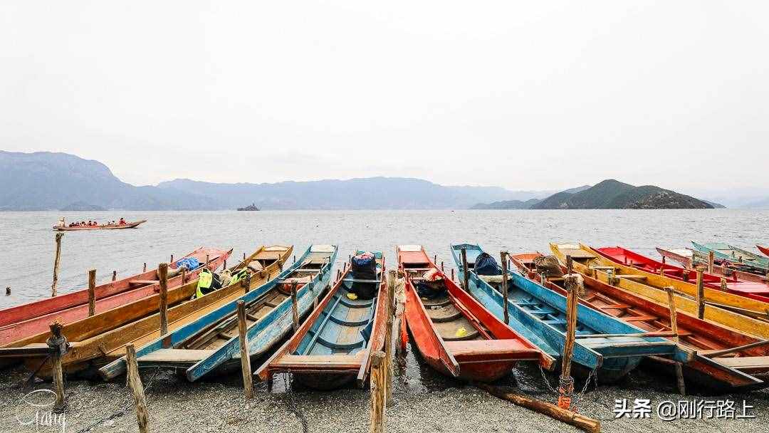 去泸沽湖一定要坐猪槽船游湖，既可以欣赏风景，又能帮衬当地村民