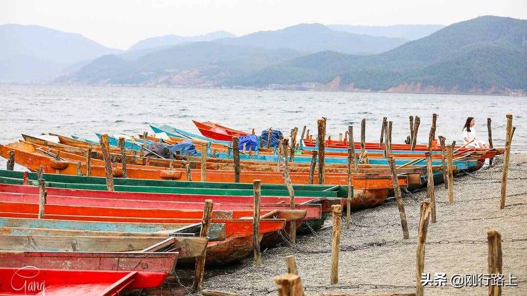 去泸沽湖一定要坐猪槽船游湖，既可以欣赏风景，又能帮衬当地村民