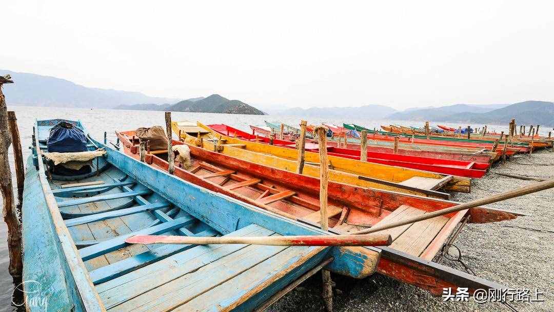 去泸沽湖一定要坐猪槽船游湖，既可以欣赏风景，又能帮衬当地村民