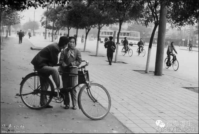 朋友们，知道“压马路”意思的，请举手