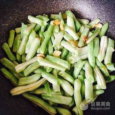 家常土豆炖豆角的做法