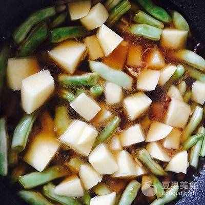 家常土豆炖豆角的做法