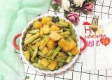 今日更新豆角炖土豆（家常土豆炖豆角的做法）