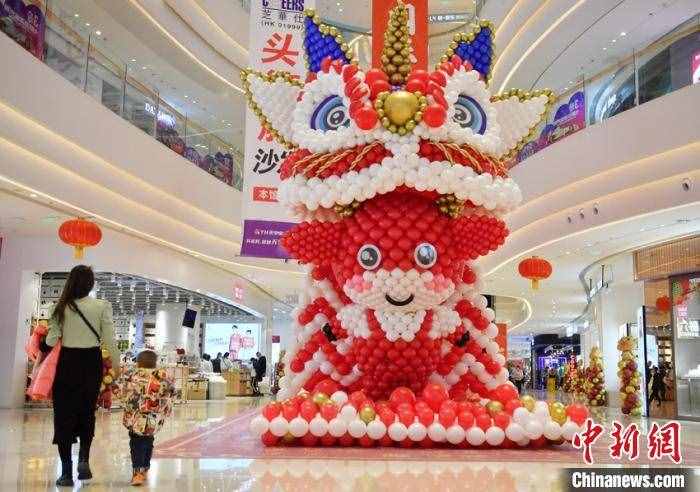 长春一商场近两万个气球组成“牛”造型，牛气十足