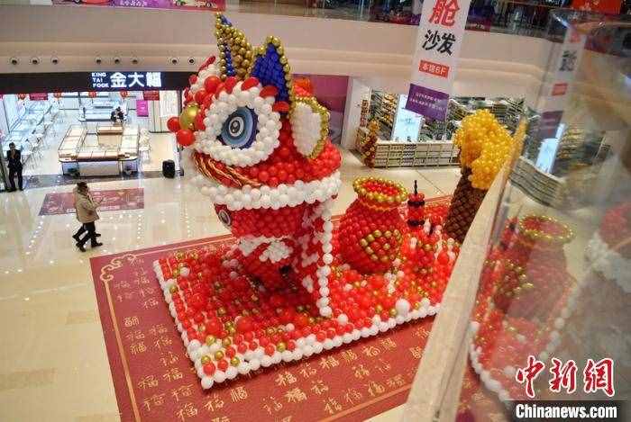 长春一商场近两万个气球组成“牛”造型，牛气十足