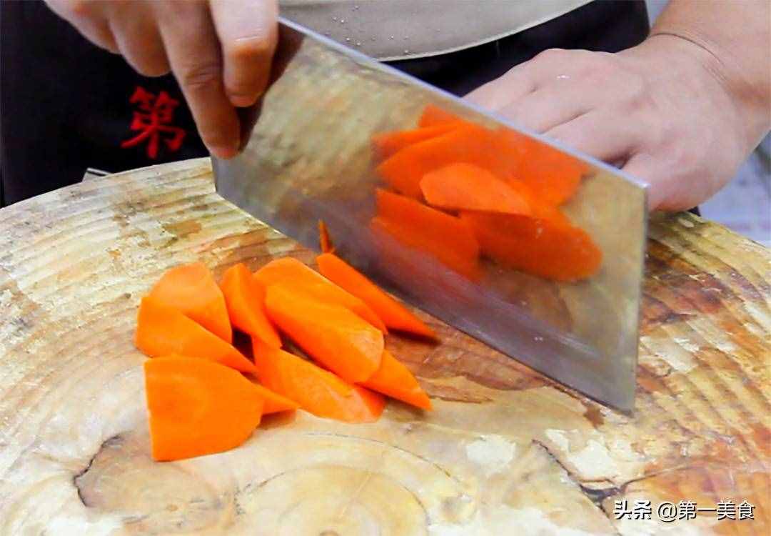 厨师长分享土豆炖牛腩的做法和技巧，牛腩软烂入味，土豆香糯适口