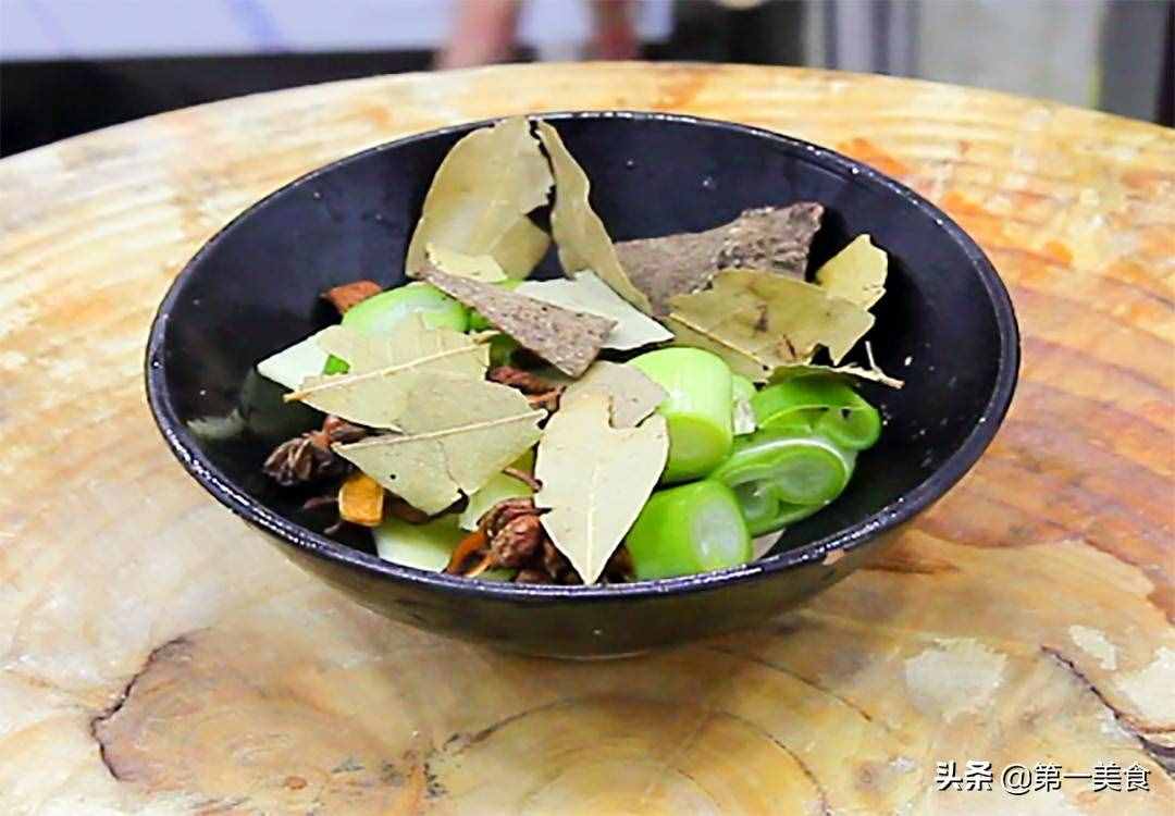 厨师长分享土豆炖牛腩的做法和技巧，牛腩软烂入味，土豆香糯适口