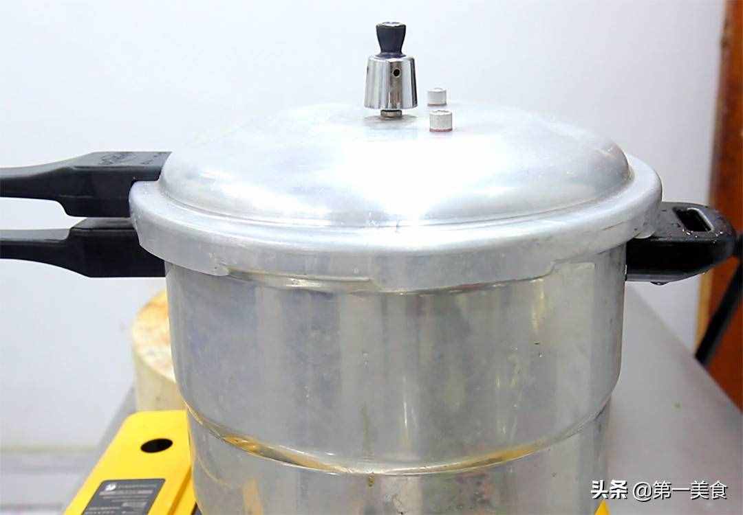 厨师长分享土豆炖牛腩的做法和技巧，牛腩软烂入味，土豆香糯适口