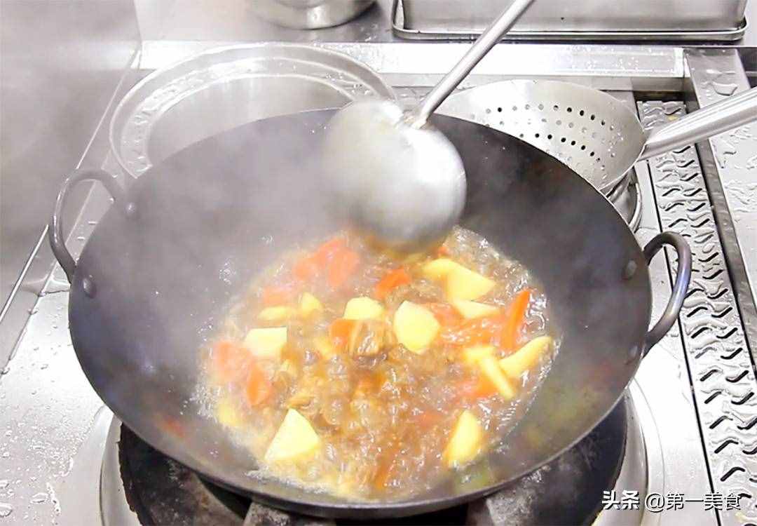 厨师长分享土豆炖牛腩的做法和技巧，牛腩软烂入味，土豆香糯适口