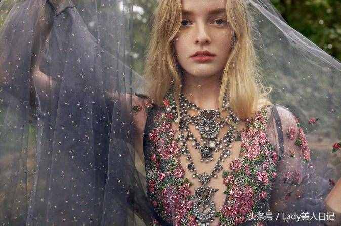 最具争议的12套丛林晚礼服，高级感的女孩都喜欢原生态，你呢？