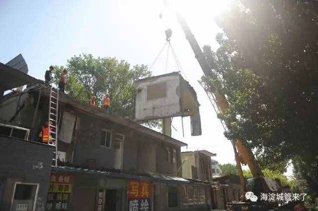 提升京藏高速沿线环境 拆除海淀西三旗桥东南角违法建设