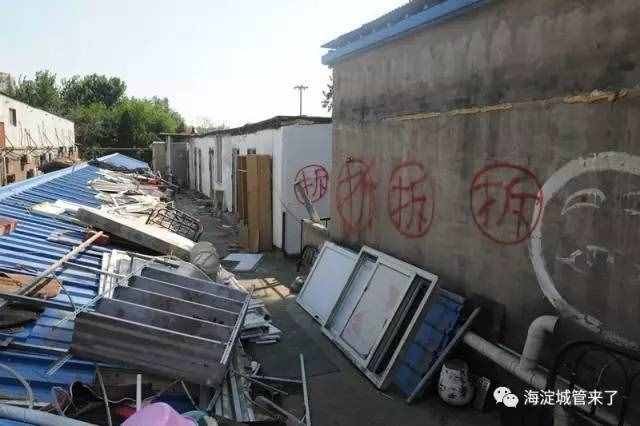 提升京藏高速沿线环境 拆除海淀西三旗桥东南角违法建设