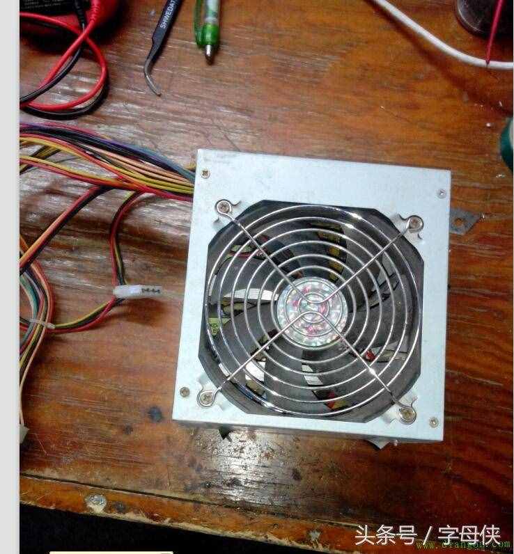 你知道我们平常所用的电脑电源的电压吗？