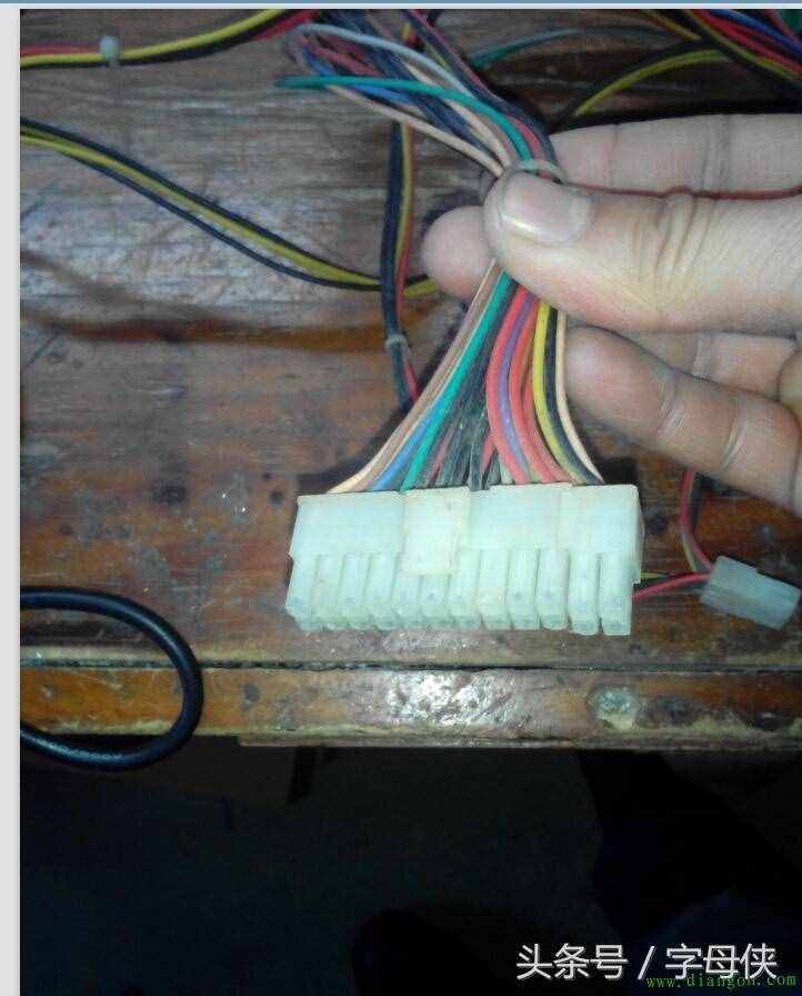 你知道我们平常所用的电脑电源的电压吗？