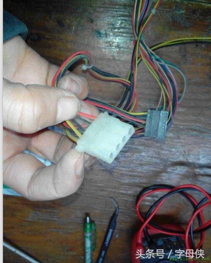 你知道我们平常所用的电脑电源的电压吗？