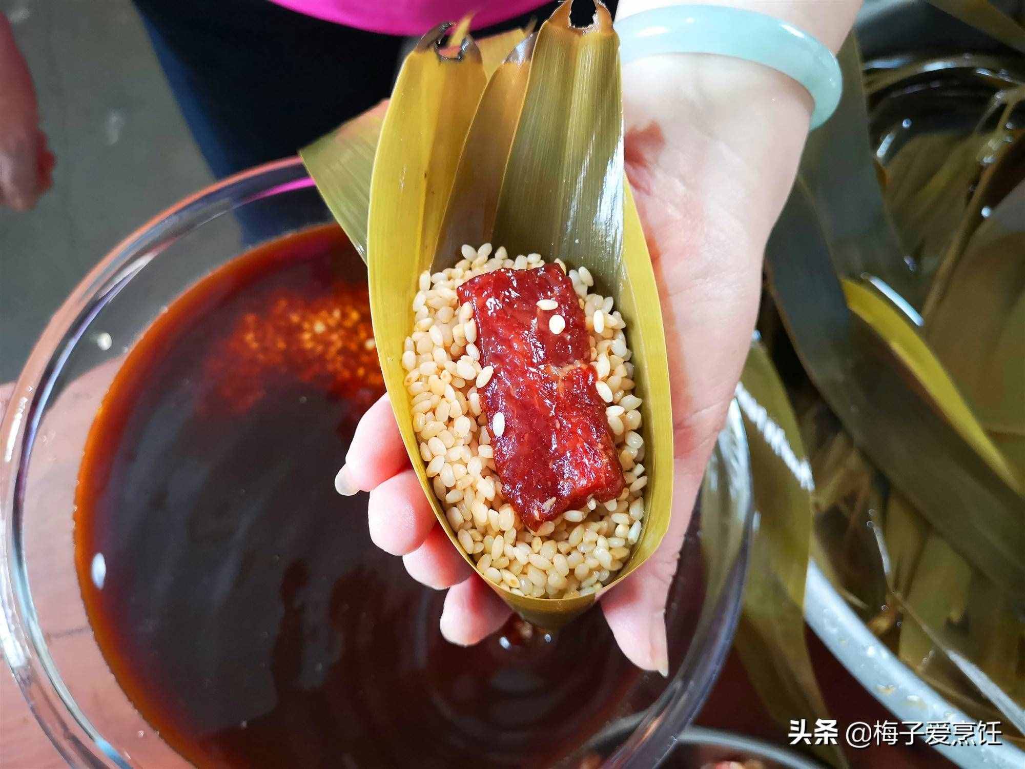肉粽子这样做，步骤简单，肉香米糯，比买的还好吃，真香