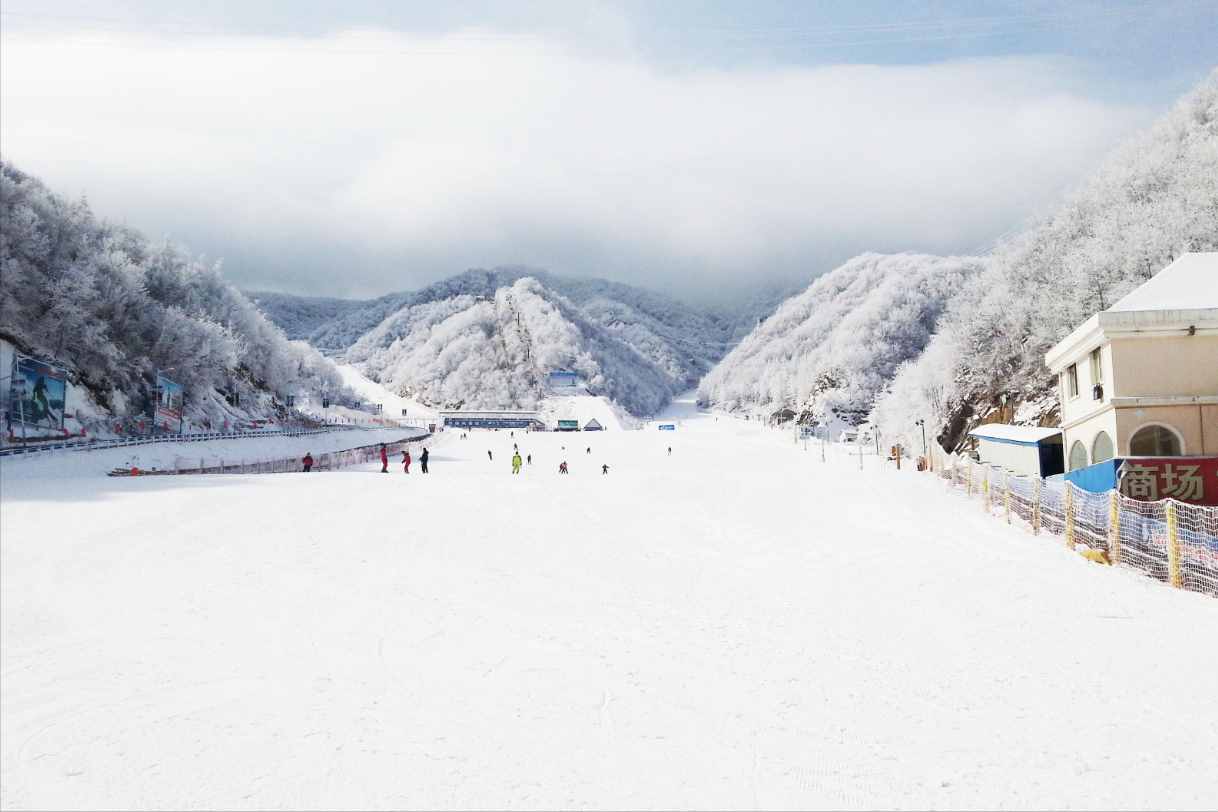 洛阳有个度假乐园，被誉为“中原第一滑雪场”，一年四季都能玩