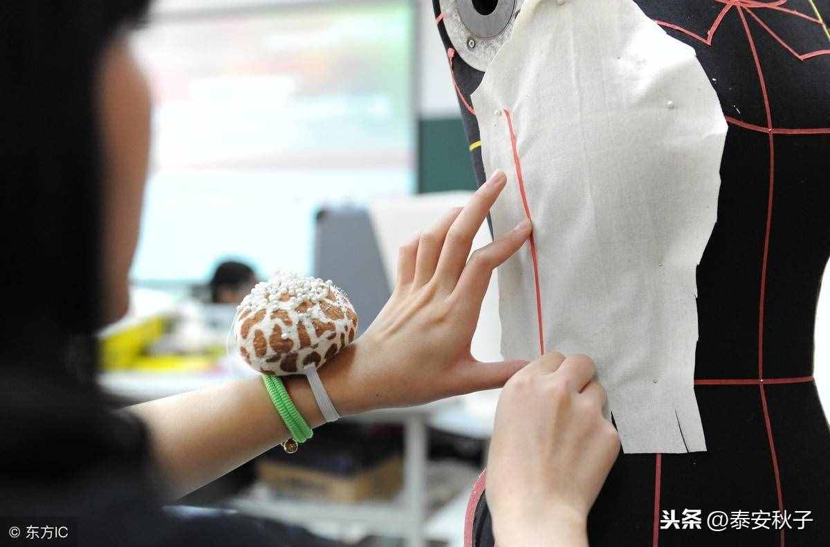 个人在家做一件简单衣服的三个制作步骤，做衣服不要想的太复杂