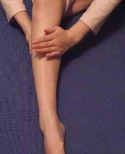 “大美人”何炅教你细腿，一个月减掉小腿肚！