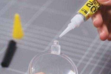 手上粘着502胶水，不用担心，用一个小东西擦一擦，立马干净