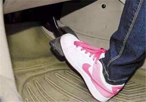 新手必看！自动挡汽车该如何正确起步、停车！