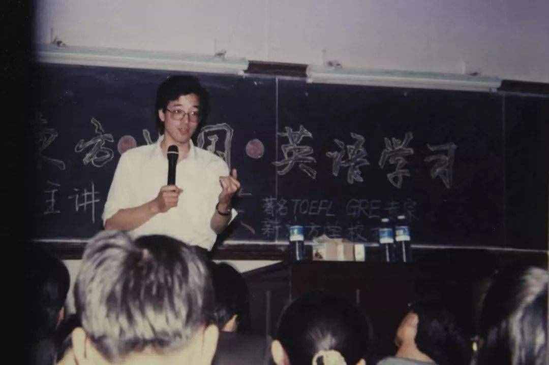俞敏洪被25个女生拒绝后，趁游湖表白校花：不答应，就推你下湖