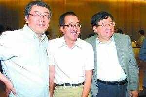 俞敏洪被25个女生拒绝后，趁游湖表白校花：不答应，就推你下湖