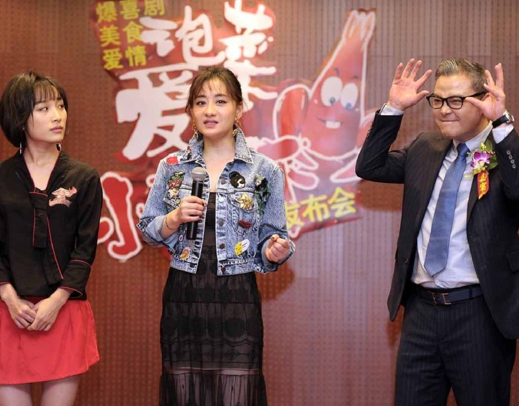 陈德容要引领70后潮流，穿牛仔外套配连衣裙，这气质让阿姨们酸了
