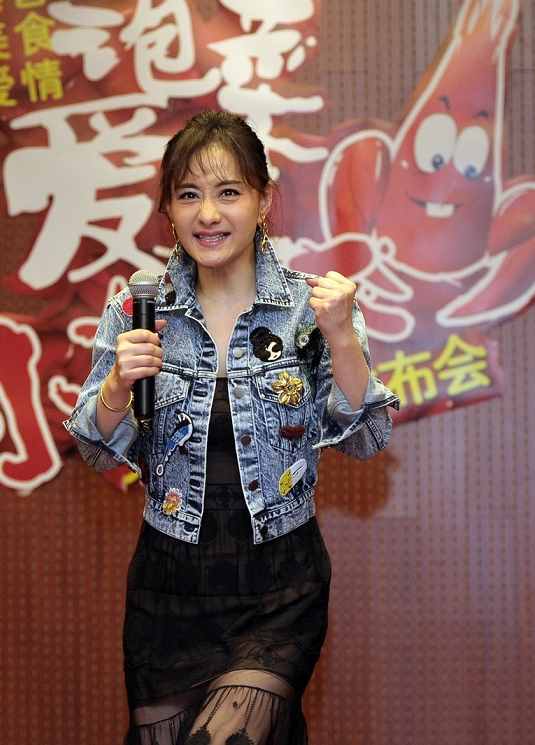 陈德容要引领70后潮流，穿牛仔外套配连衣裙，这气质让阿姨们酸了