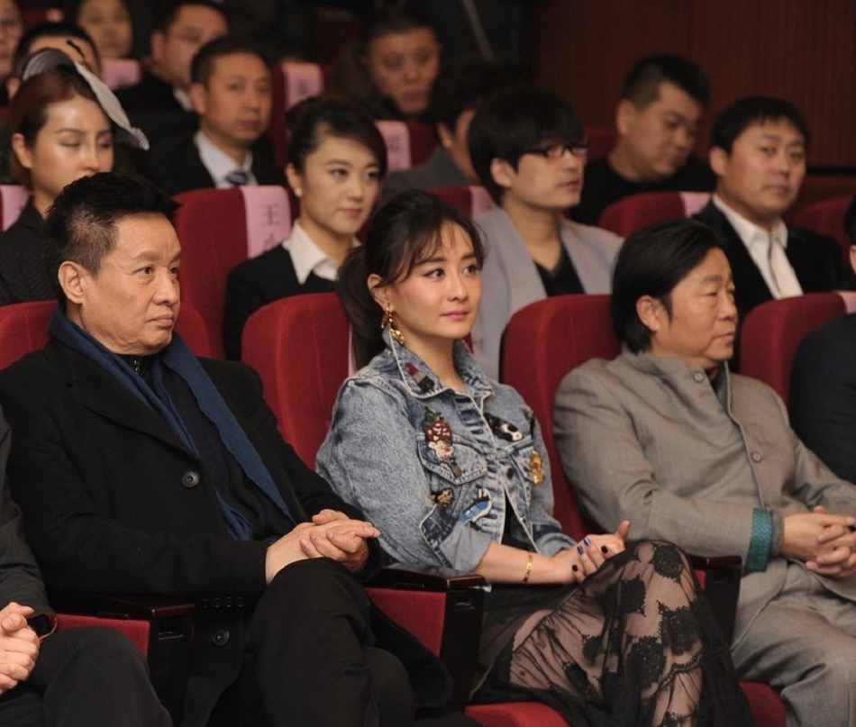 陈德容要引领70后潮流，穿牛仔外套配连衣裙，这气质让阿姨们酸了