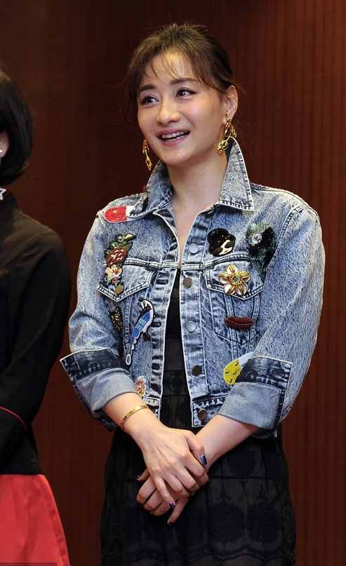 陈德容要引领70后潮流，穿牛仔外套配连衣裙，这气质让阿姨们酸了