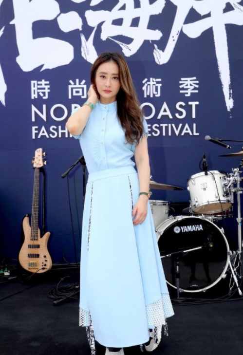 陈德容要引领70后潮流，穿牛仔外套配连衣裙，这气质让阿姨们酸了