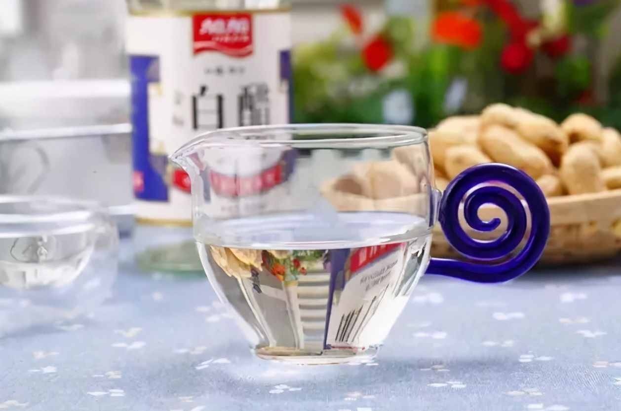 都是醋，白醋和米醋啥区别？醋厂员工：区别大，买错不好吃没营养